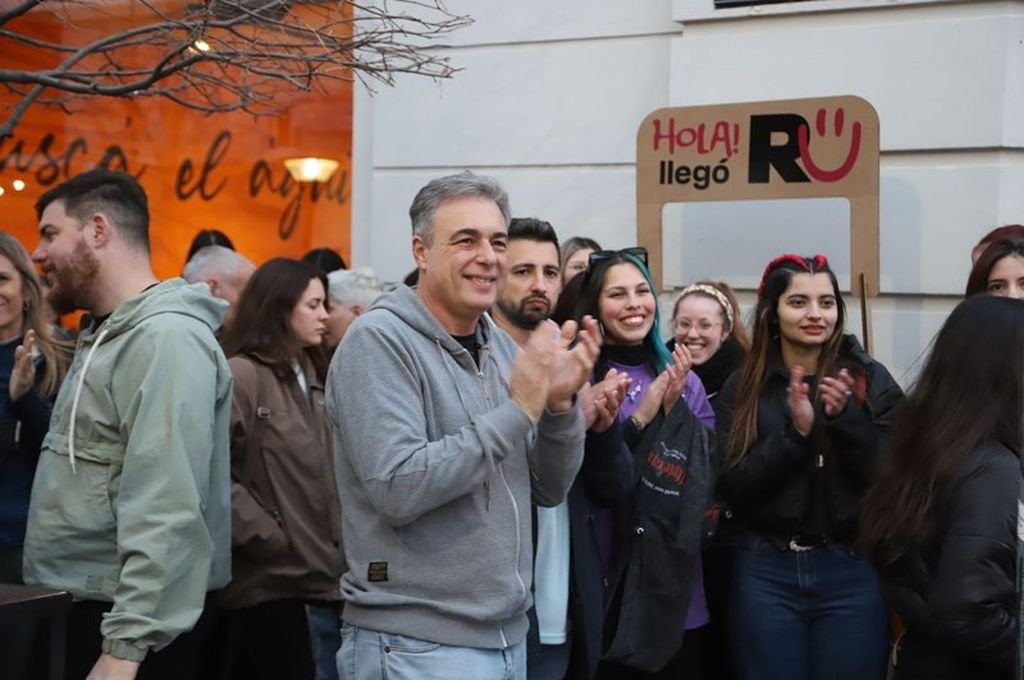 "Seguimos abonando la idea de ciudad universitaria con más cosas y dentro de las novedades que podemos decirles es que los primeros 500 anotados para pedir sus tarjetas van a tener 5.000 pesos en el débito para que lo puedan usar". Mirador