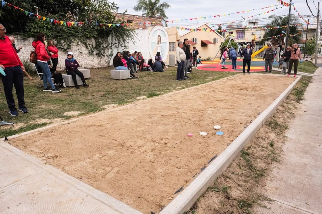 Se inauguró en la plaza una cancha de tejo profesional.