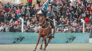 La imagen más esperada. El caballo y su jinete ante los ojos del público que se espera en gran número. Gentileza