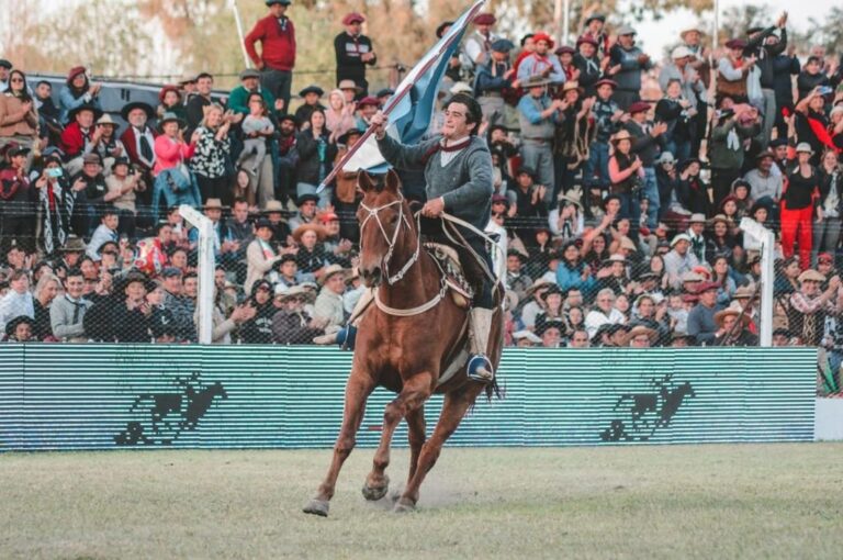 La imagen más esperada. El caballo y su jinete ante los ojos del público que se espera en gran número. Gentileza