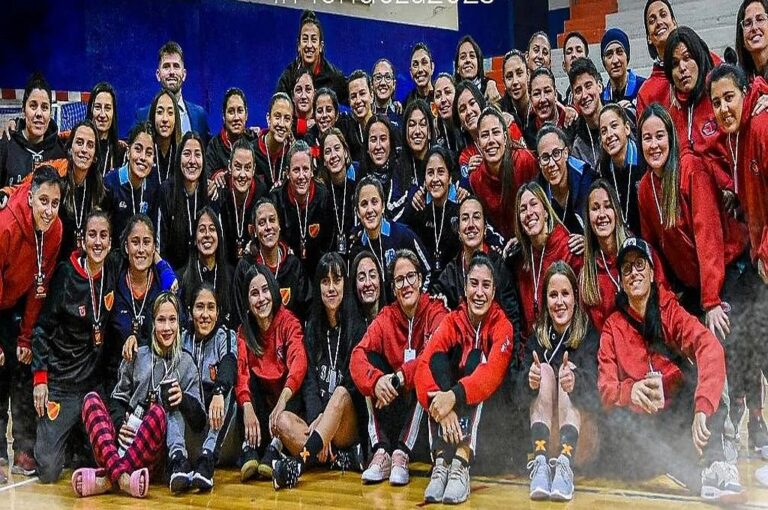 Las jugadoras de los cuatro equipos paranaenses se reunieron tras una jornada impecable para los conjuntos de la APFS.