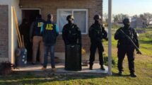La policía de la Agencia de Investigación Criminal practicó tres allanamientos en Barrancas. Gentileza: prensa AIC.