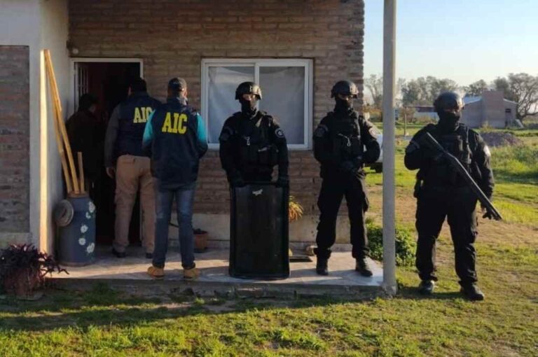 La policía de la Agencia de Investigación Criminal practicó tres allanamientos en Barrancas. Gentileza: prensa AIC.