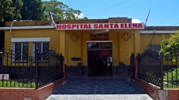 La mujer debió ser atendida en el hospital de Santa Elena por las lesiones que sufrió.