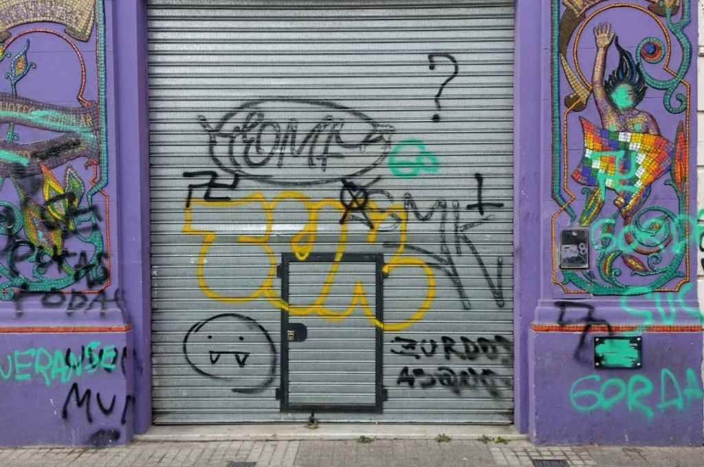 Las pintadas fueron realizadas a plena luz del día