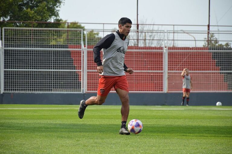 Lucas Kruspzky volverá a moverse cómo marcador central ante All Boys.  Prensa Patronato