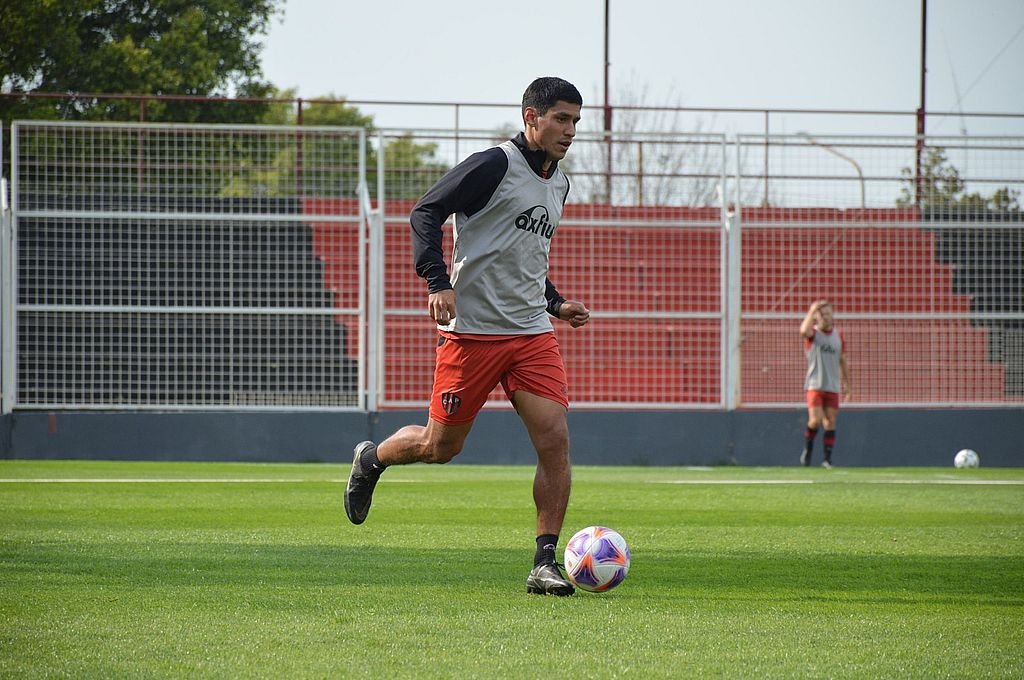 Lucas Kruspzky volverá a moverse cómo marcador central ante All Boys.  Prensa Patronato