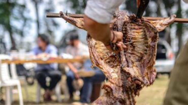 'Si el día del evento 'Tradiciones y Costumbres' deseas comer el asado con cuero en la plaza