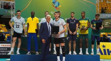 Luciano Vicentín al recibir el premio como Jugador Más Valioso y ubicarse en el equipo ideal del Campeonato Sudamericano de Vóleibol