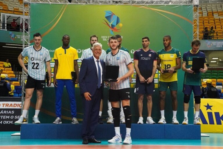 Luciano Vicentín al recibir el premio como Jugador Más Valioso y ubicarse en el equipo ideal del Campeonato Sudamericano de Vóleibol