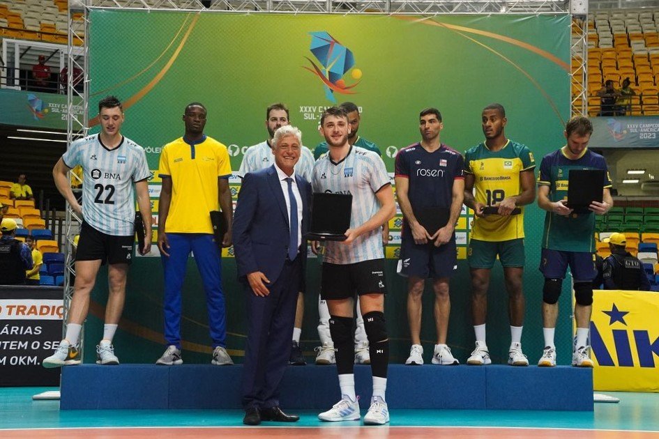 Luciano Vicentín al recibir el premio como Jugador Más Valioso y ubicarse en el equipo ideal del Campeonato Sudamericano de Vóleibol