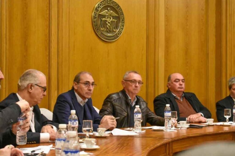 La primera reunión se realizó en la Bolsa de Comercio de Rosario. El ministro Costamagna y el presidente de la entidad