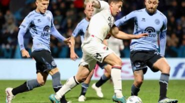 Armando Méndez lleva el balón ante la marca celeste. Gentileza: prensa Newell's Old Boys.