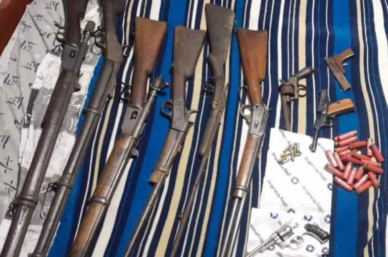 Los uniformados incautaron armas de fuego de todo tipo y tamaño. Gentileza.