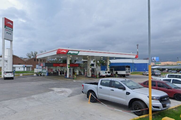 Al menos dos personas armadas ingresaron en la estación de servicios Puma