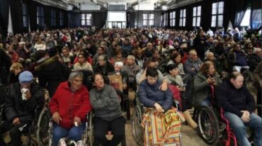 Los asistentes pudieron esperar sentados la llegada de Leda. Gentileza: Alan Monzón.