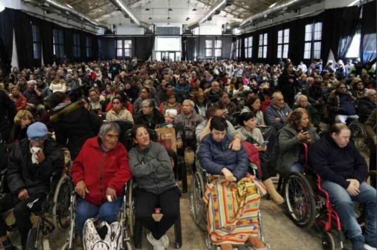 Los asistentes pudieron esperar sentados la llegada de Leda. Gentileza: Alan Monzón.