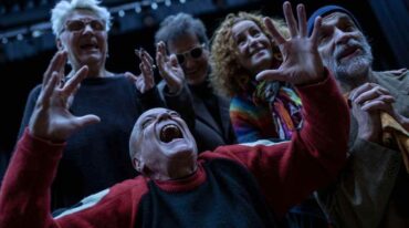 La obra está llena de costumbrismo y de humor en torno a la muerte y los conflictos familiares entre dos hermanas a partir de la muerte de una madre. Gentileza: Guillermo Turín Bootello.