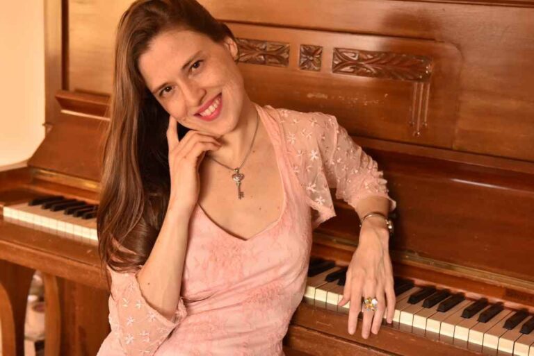 Hernández se vistió de gala y dio a conocer su primer poemario en la Sala Vila Ortiz del teatro El Círculo. Gentileza.