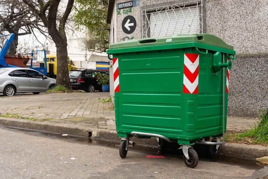 Esta semana concluyó la colocación de 320 nuevos contenedores en cuatro zonas. Gentileza: prensa Municipalidad de Rosario.