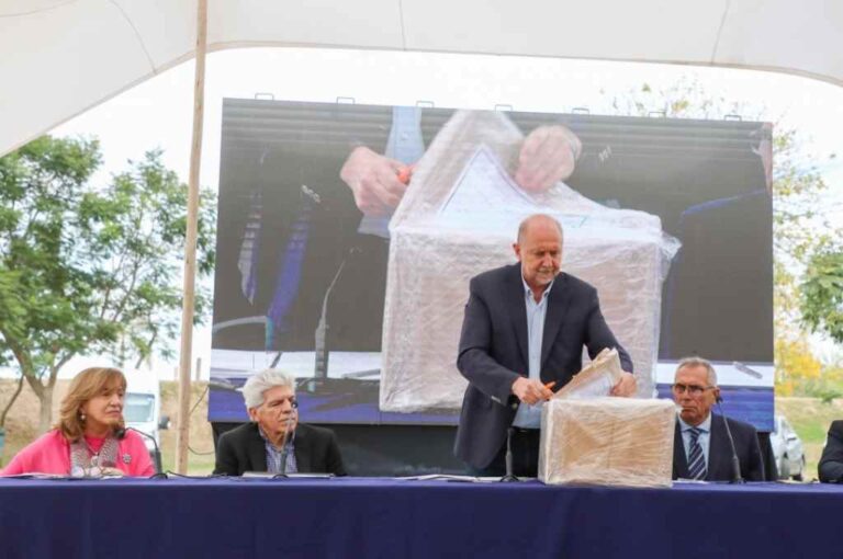 El gobernador presidió el acto. Gentileza.