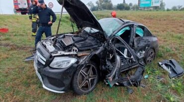 Accidente fatal en la Autovía Artigas involucró a un vehículo de alta gama. Foto: Gentileza Bomberos Voluntarios