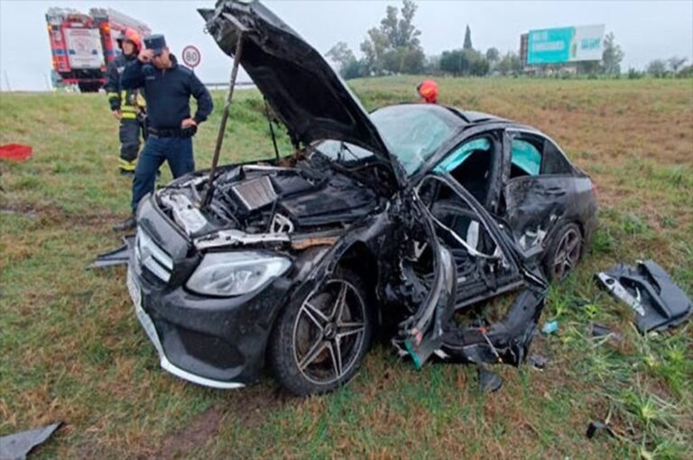 Accidente fatal en la Autovía Artigas involucró a un vehículo de alta gama. Foto: Gentileza Bomberos Voluntarios