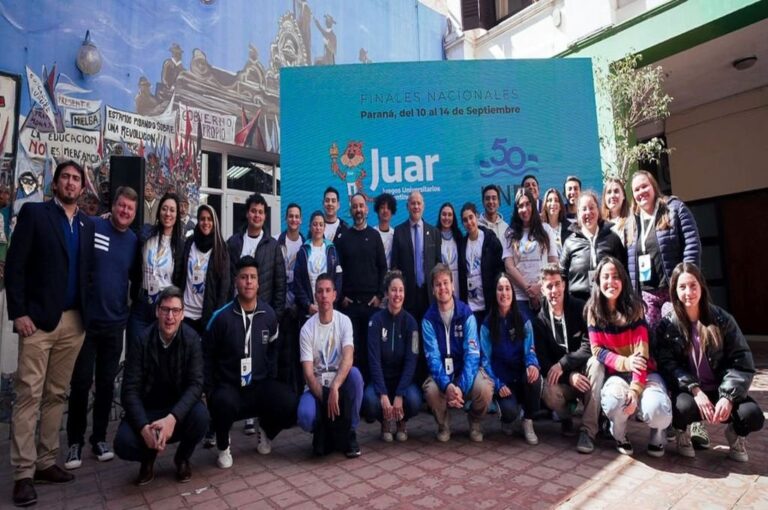 El lanzamiento simbólico de la competencia tuvo lugar en el patio cultural de la Facultad de Ciencias Económicas de la UNER.