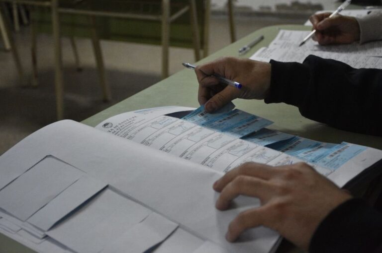Rafaela cuenta con 32 instituciones de votación con 237 mesas habilitadas en total. Respecto a la cantidad de personas necesarias para cubrir todas las tareas