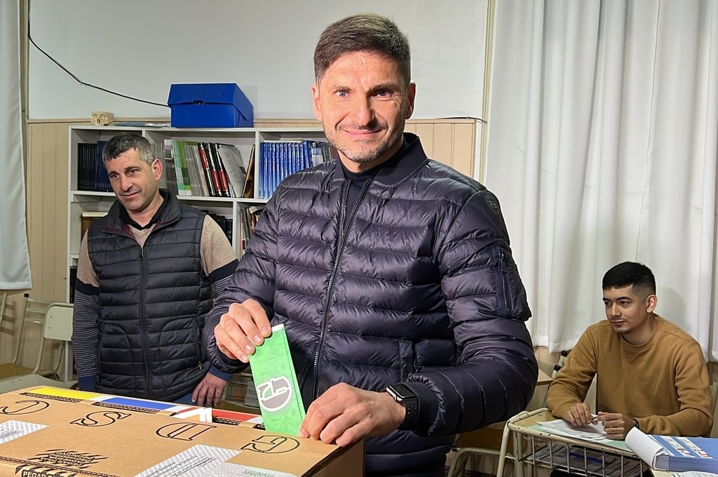 Pullaro votó a primera hora en su localidad natal del departamento General López. gentileza