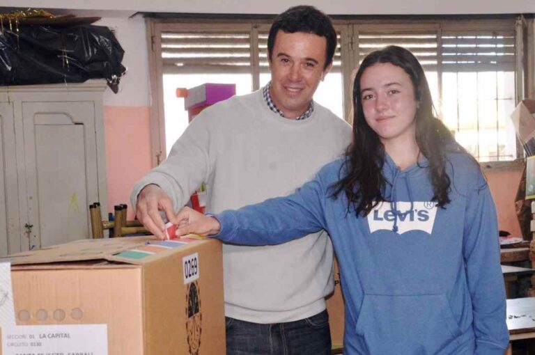 El candidato a intendente de Santa Fe emitió su voto en la escuela Luis María Drago. Twitter.