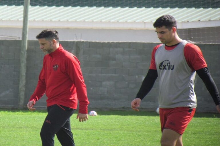Rodolfo De Paoli toca el equipo y apuesta por Joel Ghirardello en la zaga.