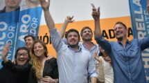 Leonel Chiarella festejando junto a los candidatos electos al concejo y Juani Pellegrini. Sur24.