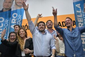 Leonel Chiarella festejando junto a los candidatos electos al concejo y Juani Pellegrini. Sur24.