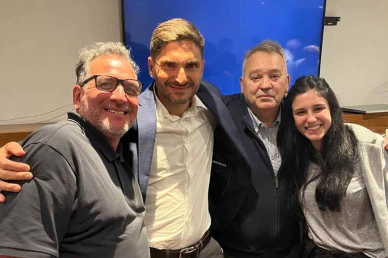 Gabriel Real estuvo en el bunker del frente que ganó la gobernación. Gentileza.