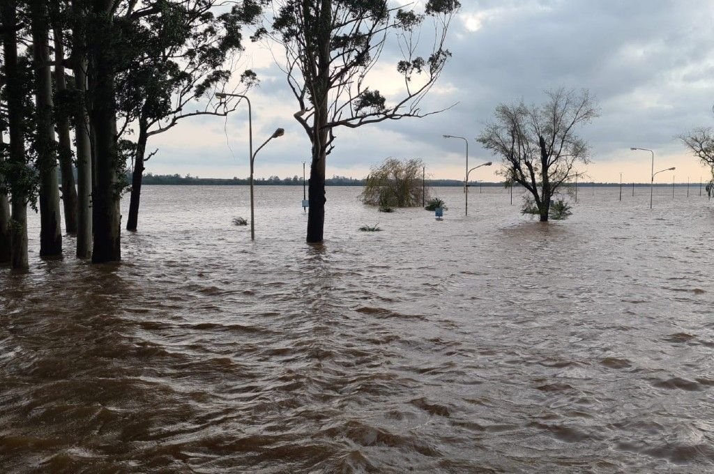 La Costanera quedó cubierta por el agua.