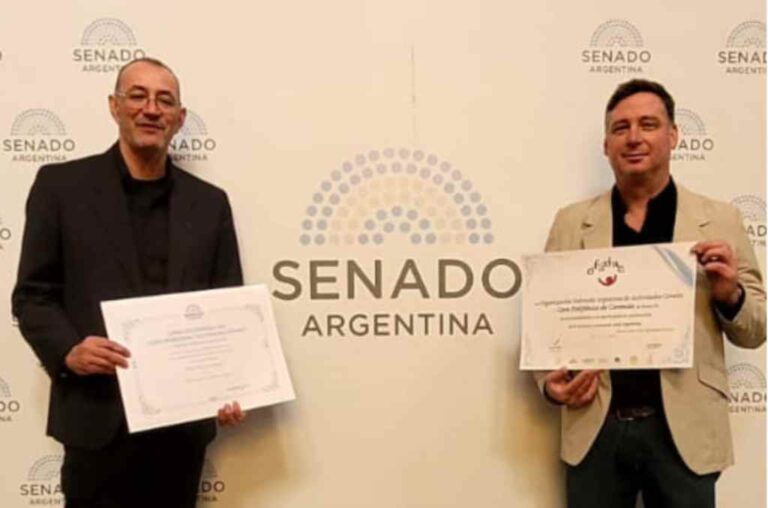 Los profesores Cristian Anghilante y Miguel Frutos recibiendo un reconocimiento para el Coro de Coronda