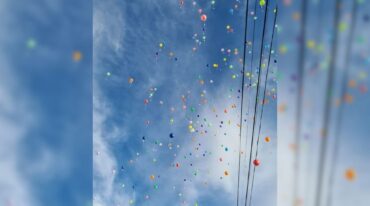 La suelta de globos que organizó la comuna del departamento Caseros. gentileza
