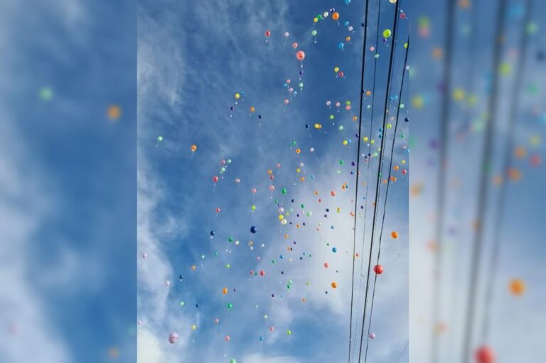 La suelta de globos que organizó la comuna del departamento Caseros. gentileza