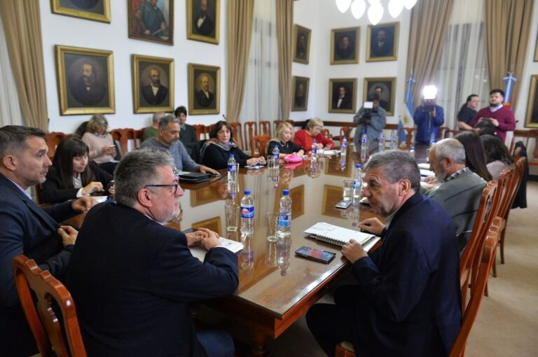 La reunión paritaria con gremios de estatales fue en Casa de Gobierno.