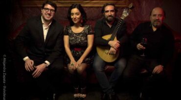 María Laura Rojas y Dulio Omar Moreno junto a Juan Pablo Isaía y Luis Cativa Tolosa en guitarras e Ignacio Long en contrabajo. Gentileza: Alejandro Zapata.