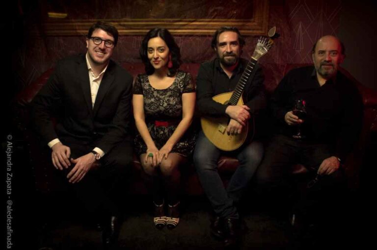 María Laura Rojas y Dulio Omar Moreno junto a Juan Pablo Isaía y Luis Cativa Tolosa en guitarras e Ignacio Long en contrabajo. Gentileza: Alejandro Zapata.