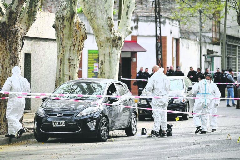 El cuerpo del policía recibió al menos 8 impactos de bala