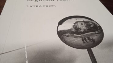 Laura Prati es diplomada en políticas editoriales y culturales (Facultad de Filosofía y Letras-Universidad de Buenos Aires e Instituto Sholem). Vive en Santa Fe y trabaja como correctora editorial para Ediciones UNL. "Segunda realidad" no es el primer libro de su escritura. El reciente lanzamiento tiene su antecedente en "De realidades y prodigios" (El Límite Infinito Editorial-1996). Inicios Gentileza