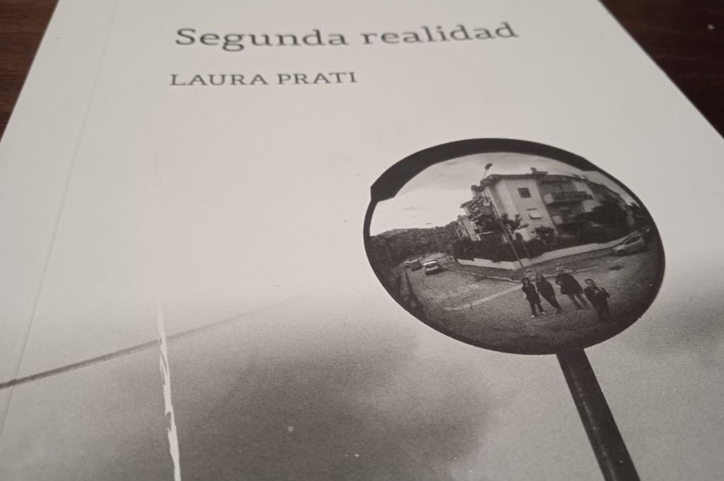 Laura Prati es diplomada en políticas editoriales y culturales (Facultad de Filosofía y Letras-Universidad de Buenos Aires e Instituto Sholem). Vive en Santa Fe y trabaja como correctora editorial para Ediciones UNL. "Segunda realidad" no es el primer libro de su escritura. El reciente lanzamiento tiene su antecedente en "De realidades y prodigios" (El Límite Infinito Editorial-1996). Inicios Gentileza