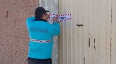 El momento en que los empleados municipales clausuran la empresa distribuidora. Gentileza
