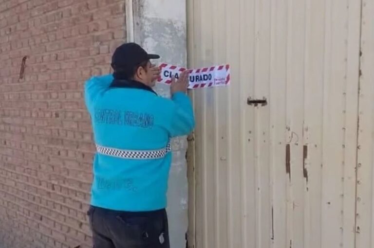 El momento en que los empleados municipales clausuran la empresa distribuidora. Gentileza