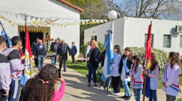 Las escuelas como escoltas del egreso de la cruz venerable de la capilla. Gentileza.