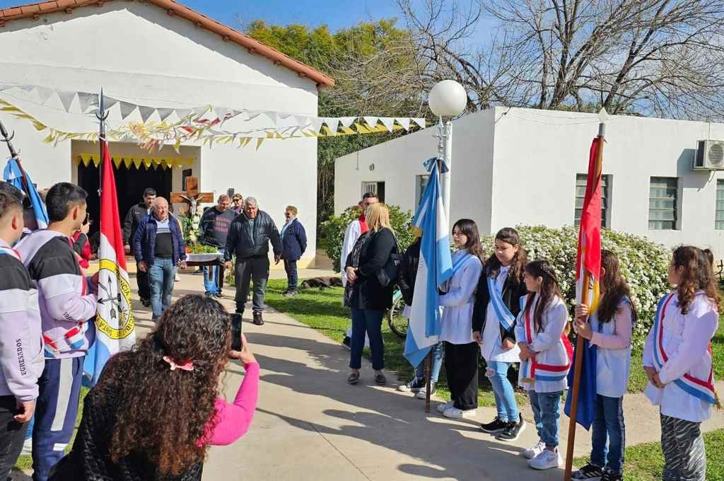 Las escuelas como escoltas del egreso de la cruz venerable de la capilla. Gentileza.