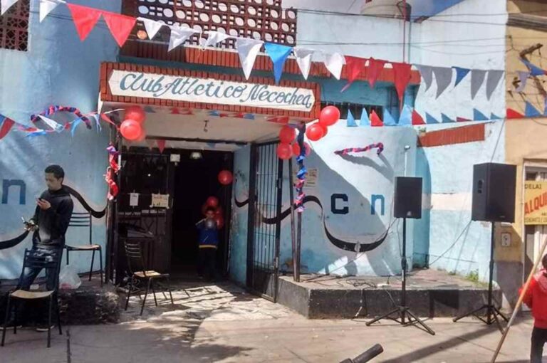 El incendio se produjo en una vivienda cercana al Club Atlético Necochea. Facebook.